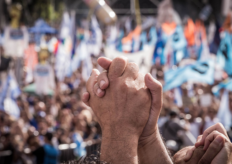 Milei hablando en conferencia